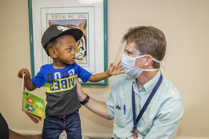 Patient Jackson with Dr. 约翰霍普金斯儿童医院的Drew Rideout说